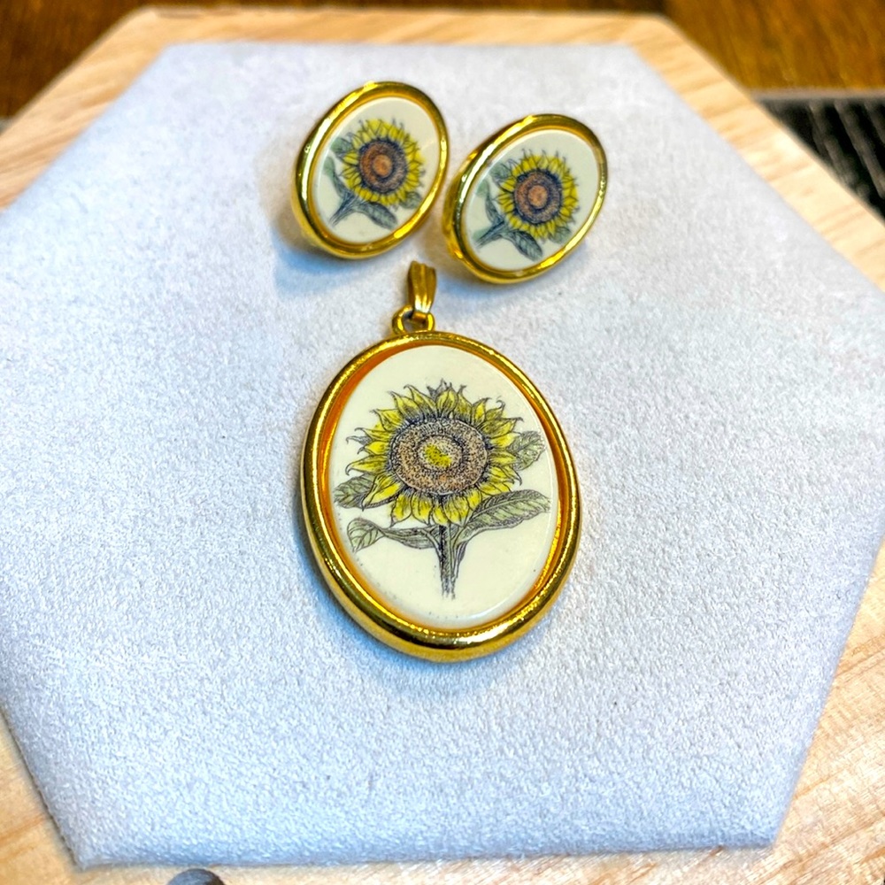 Vintage Barlow Iris Necklace and Earrings Gold